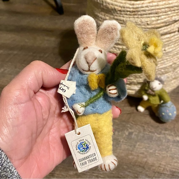 Gry & Sif Wool Bunny Bowtie & Flower Grey Sheep with Green Jacket Egg Fair Trade - Picture 2 of 11